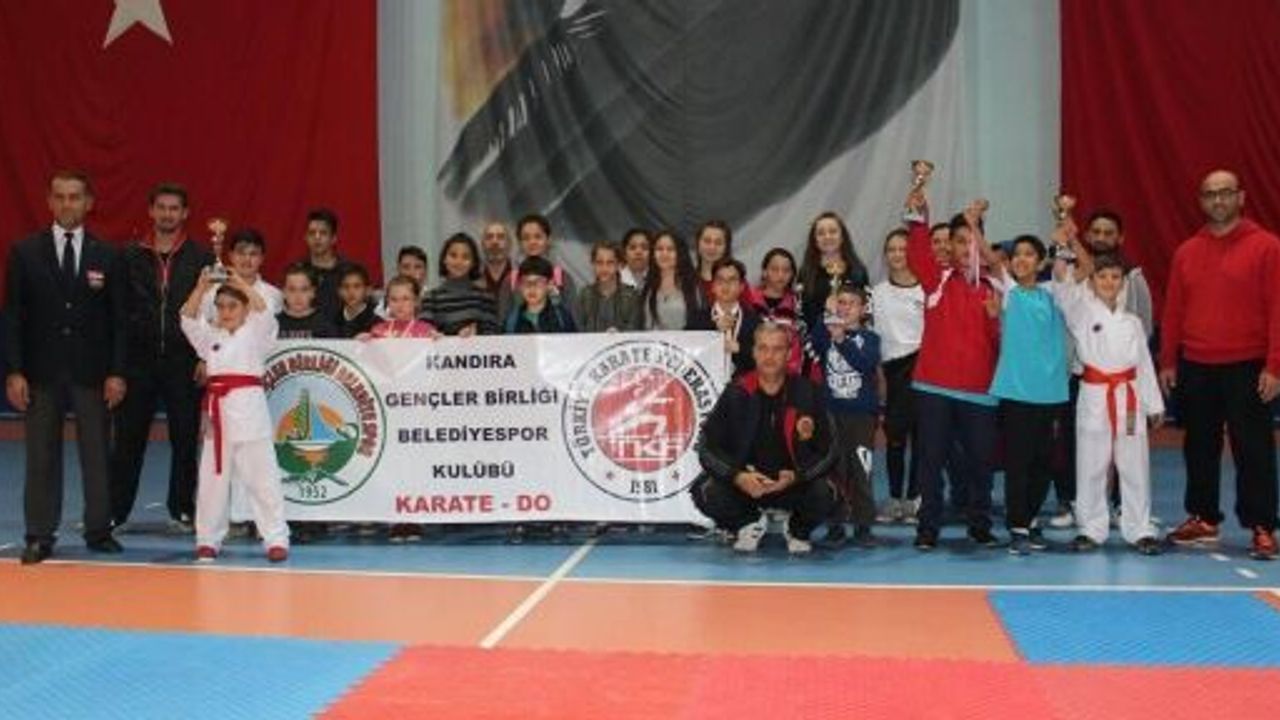 KANDIRA GENÇLER BİRLİĞİ'NİN MİNİKLERİ KARATE ŞAMPİYONASINDAN MADALYA İLE DÖNÜ