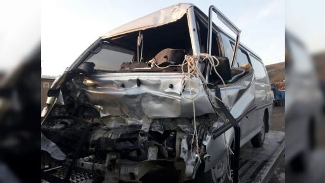 TEM'DE KORKUNÇ KAZA , 4 YARALI