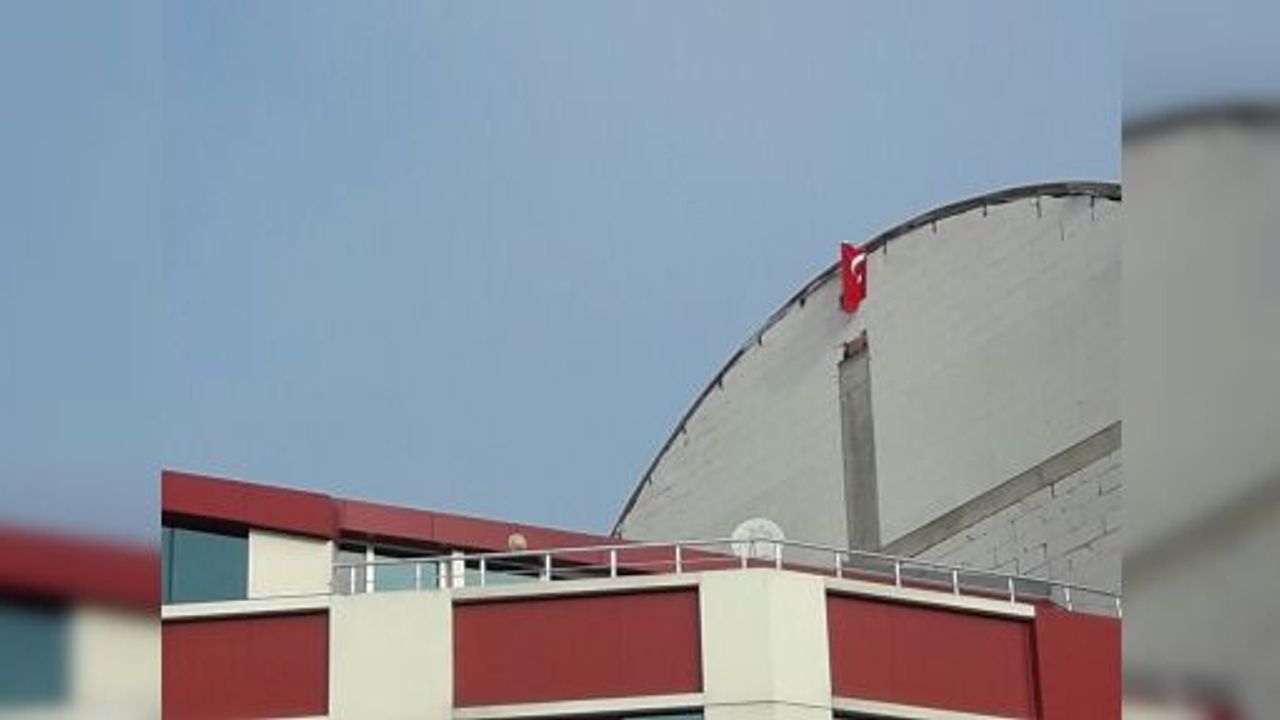 GECE 00:30 'DA İNŞAATA BAYRAK ASTI