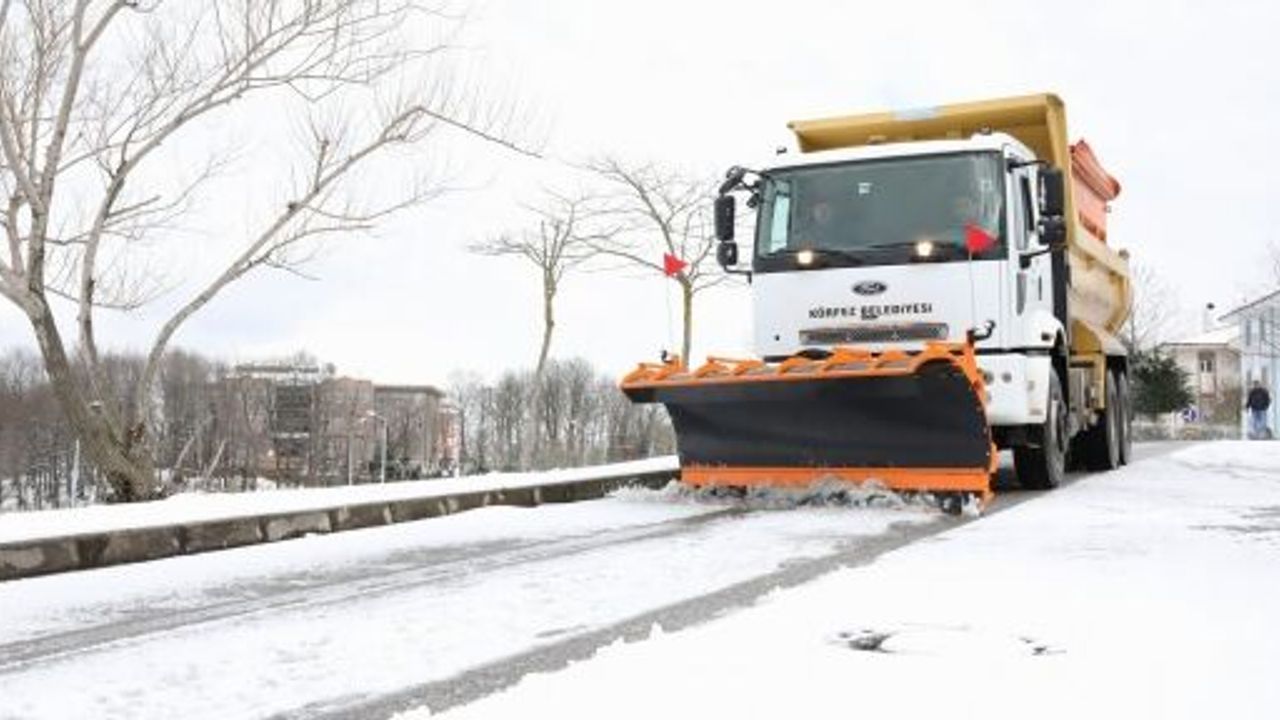 KÖRFEZ'DE EKİPLER KAR MESAİSİNDEYDİ