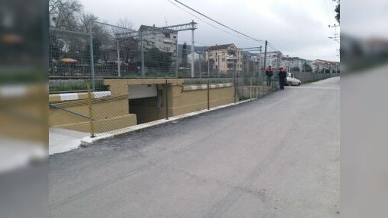 BELEDİYE HEMZEMİN GEÇİDE GÜVENLİK İÇİN TEL ÖRGÜ ÇEKTİ