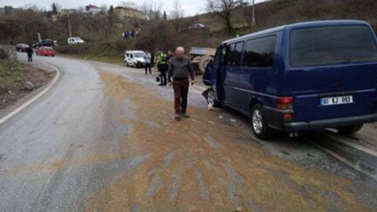 İZMİT'TE KONTROLDEN ÇIKAN TRAKTÖR MİNİBÜSLE ÇARPIŞTI