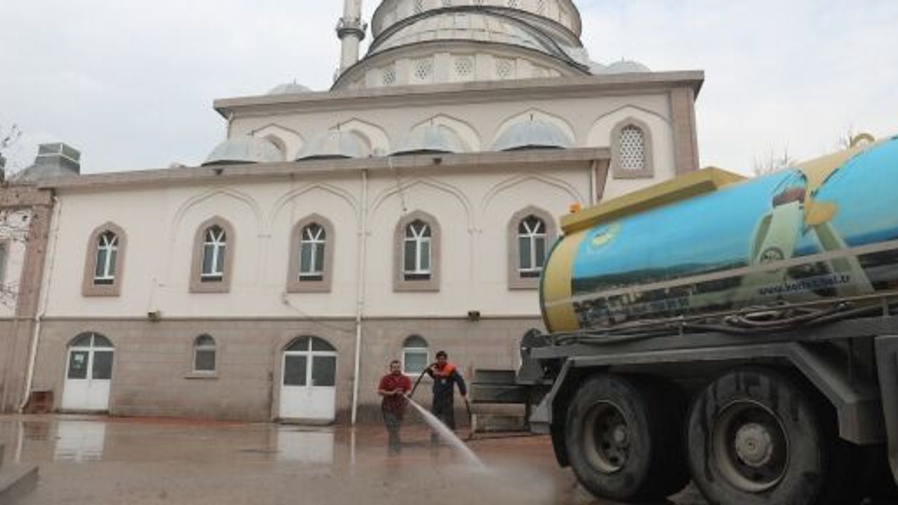 KÖRFEZ'DE CAMİ VE İBADETHANELERİN BAHÇELERİ DE TEMİZLENİYOR