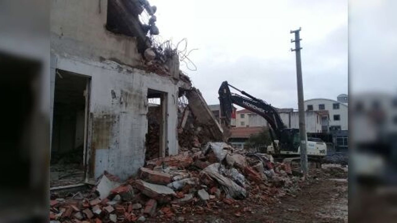KÖRFEZDE METRUK BİNALAR TEK TEK YIKILIYOR