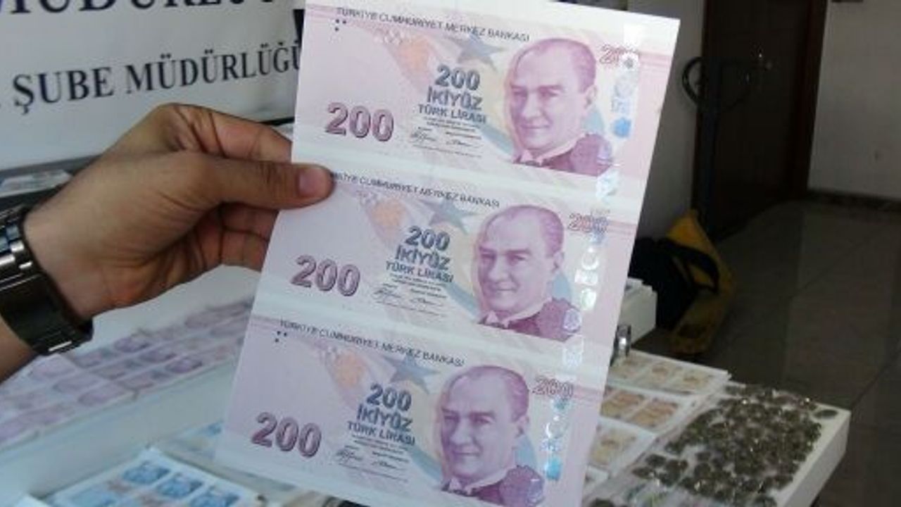 SAHTE PARA VE HAVAİ FİŞEKLERLE YAKALANDILAR