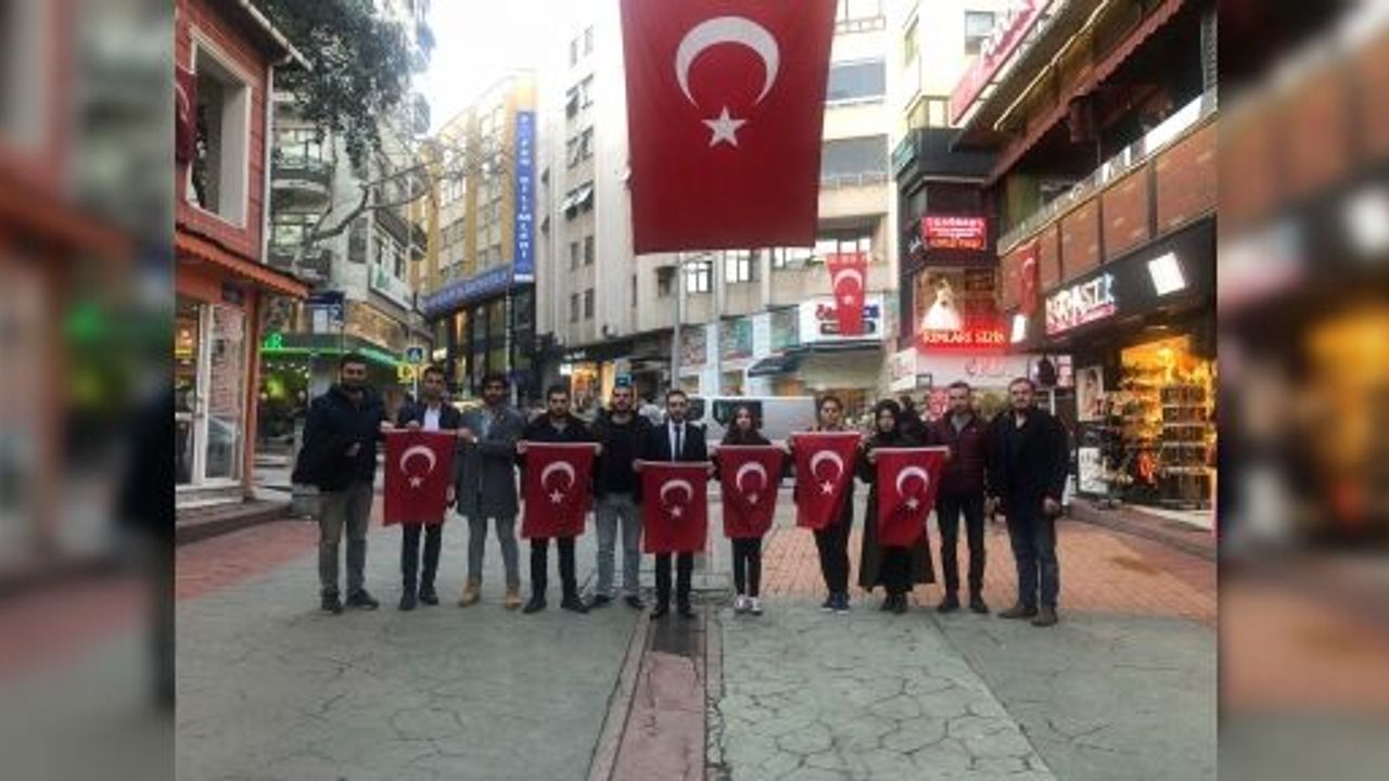 GENÇLİK MECLİSİ ESNAFA TÜRK BAYRAĞI HEDİYE ETTİ