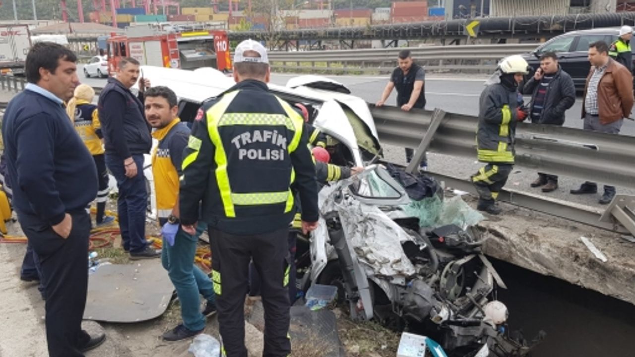 DİLOVASI'NDA FECİ KAZA:VALİ VE KAYMAKAMIN EŞİ YARALANDI