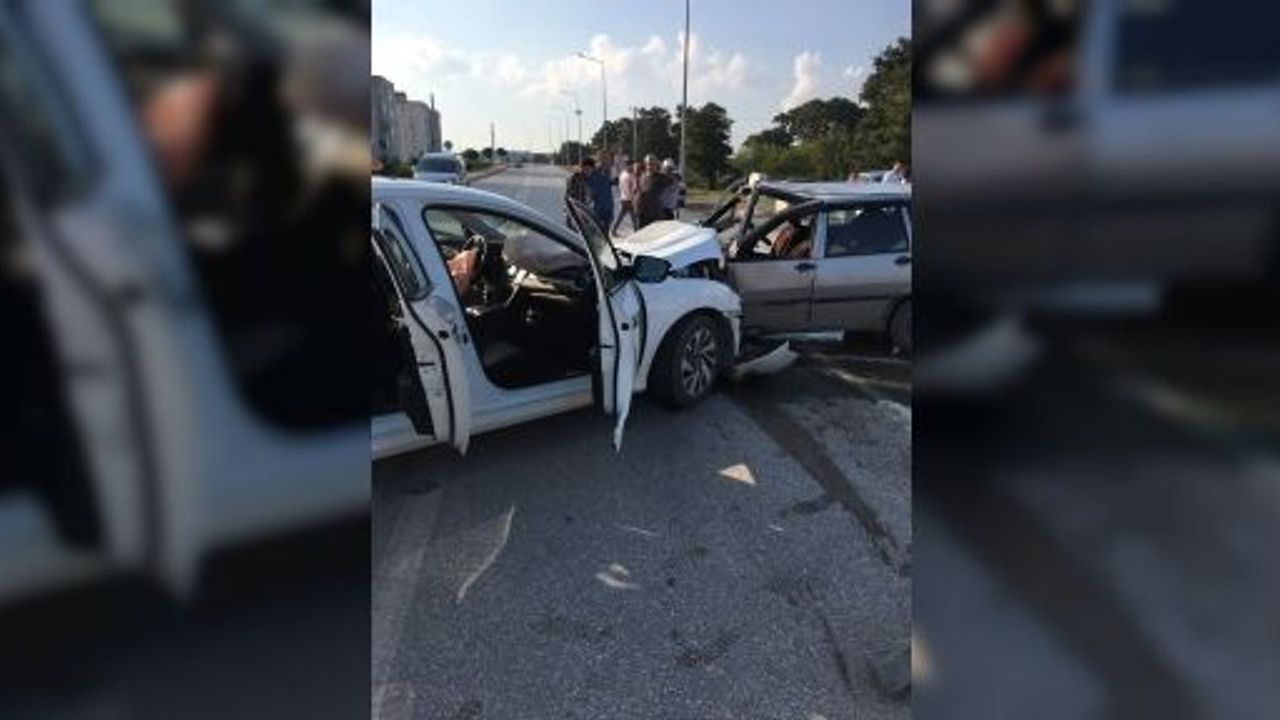 İKİ ARAÇ KAFA KAFAYA  ÇARPIŞTI. 1 YARALI..!