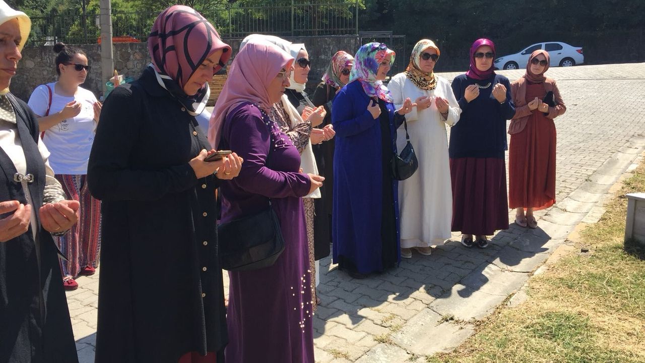 17 Ağustos Şehitlerini  Mezarları Başında Andılar