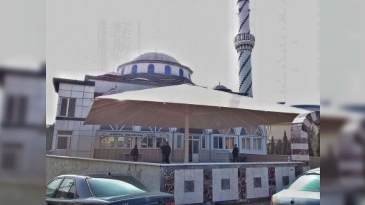 Körfez’de Cami Avlusuna Dev Şemsiye