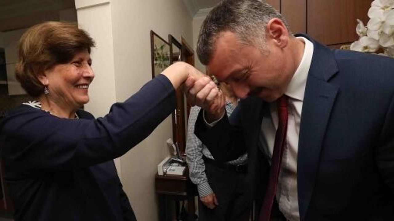 İlkokul Öğretmeninin Elini Öptü, Duasını Aldı