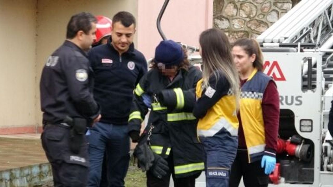 İzmit'te intihar girişimi! 9 katlı binanın çatısına çıktı...