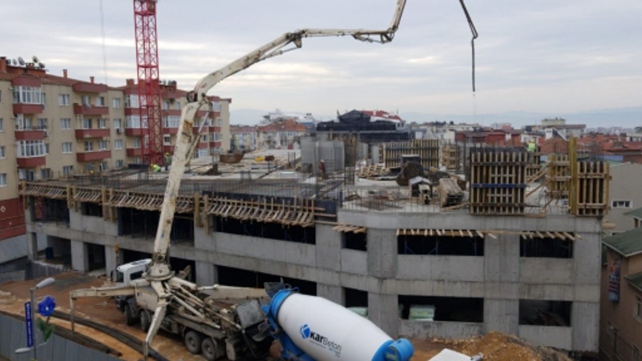 Gebze’deki 7 Katlı Otoparkın  Son Kat Tabliyesi Dökülüyor