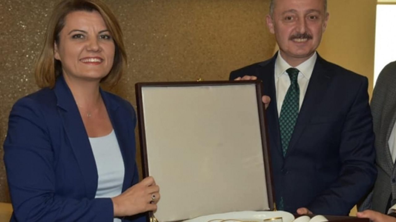 HÜRRİYET, MİLLETE HİZMET ETMEK BOYNUMUZUN BORCU