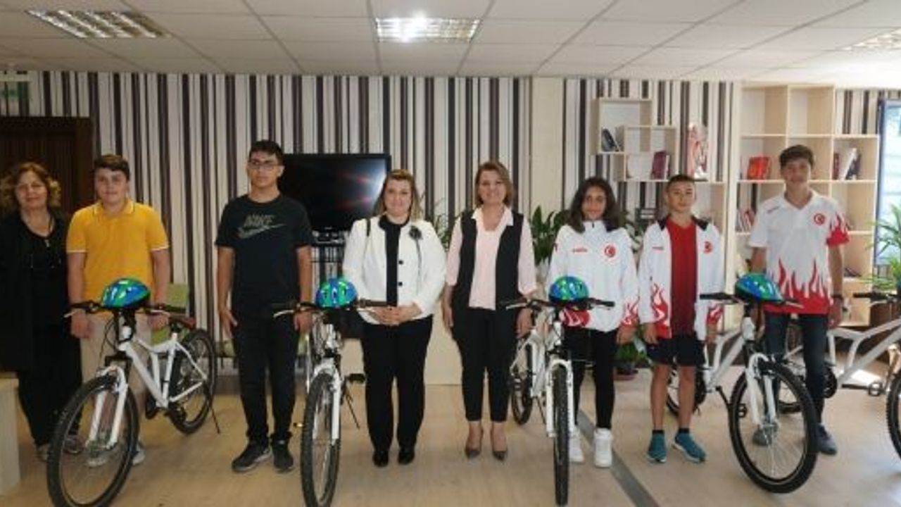 Başkan Hürriyet Başarılı Sporcuları ve Öğrencileri Ödüllendirdi