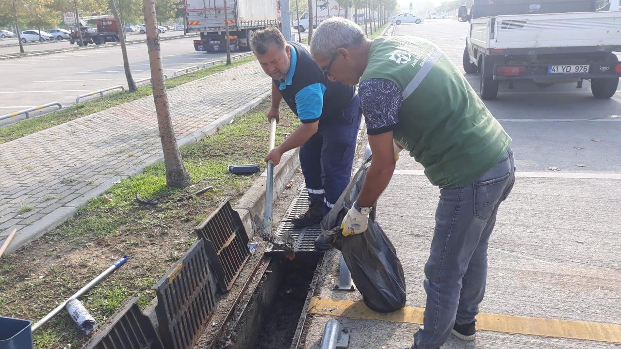 Ani Yağışlara Karşı Menfez ve Mazgallar Temizlendi