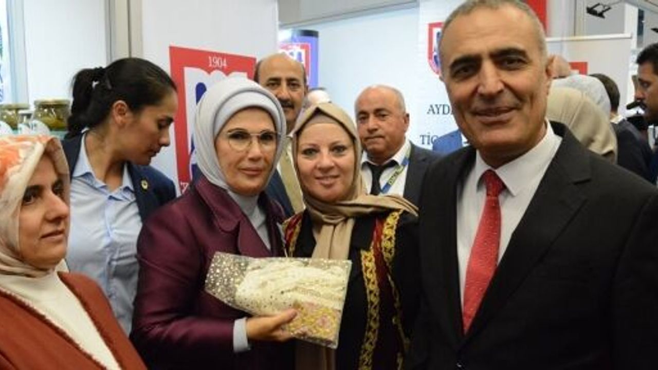 EMİNE ERDOĞAN’A KANDIRA BEZİ HEDİYE ETTİ