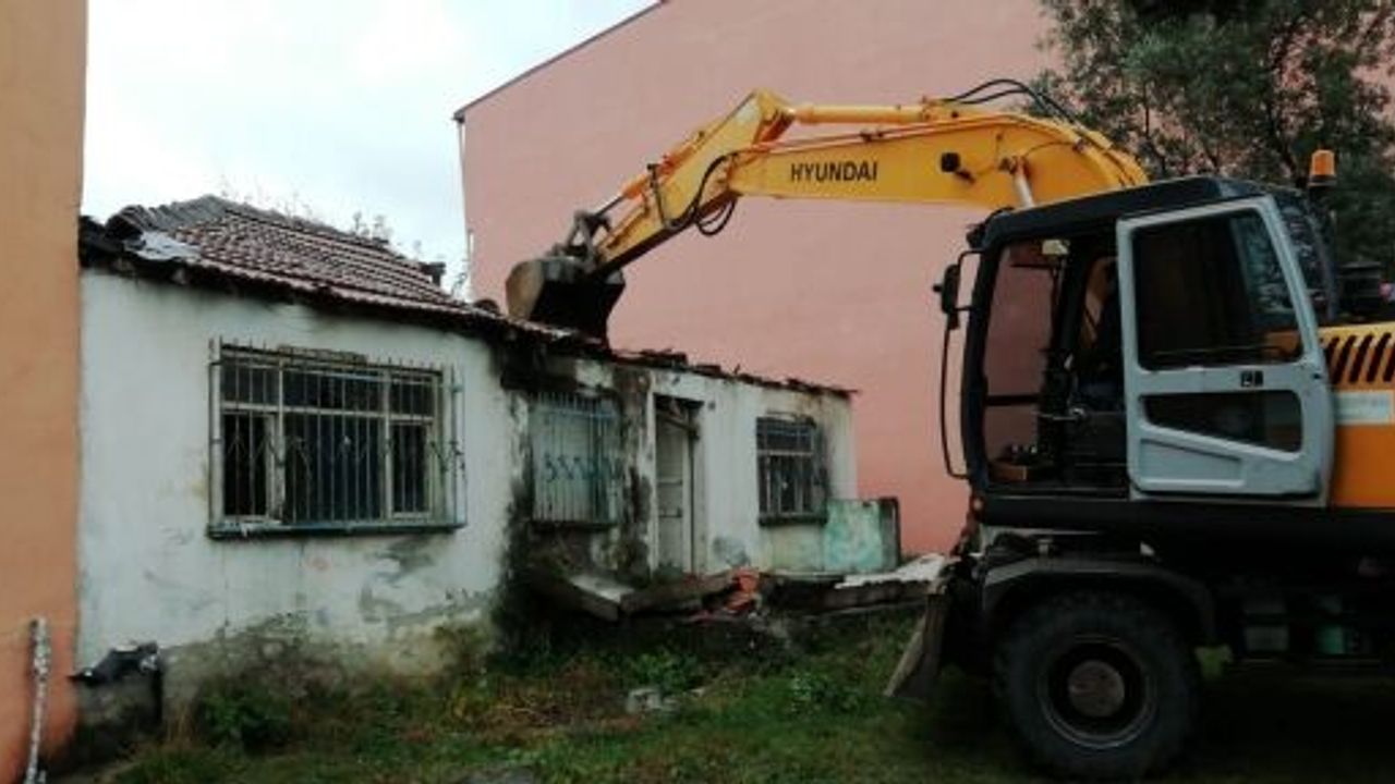 İzmit’te Mahallerde Tehlike Yaratan Binalar Yıkılıyor