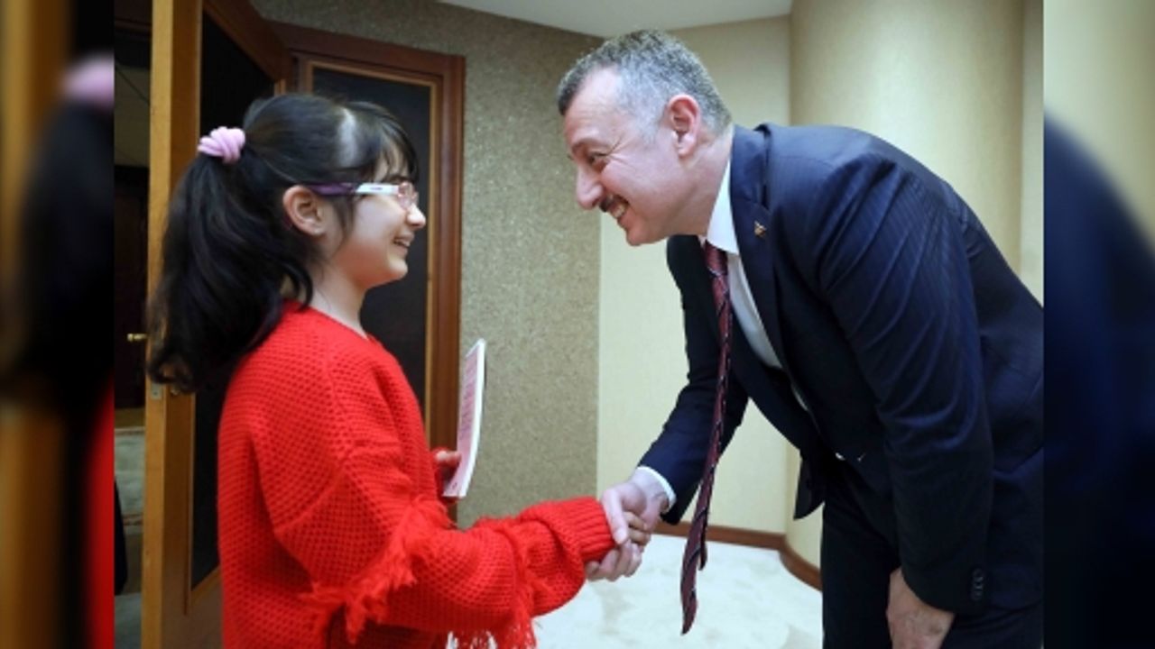 Başkan Büyükakın, Minik Hatice İle Çevreyi Konuştu