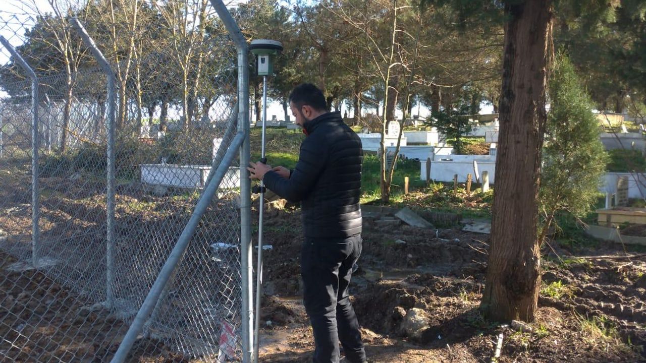 Kandıra Asri Mezarlığı’nın Etrafı Tel Çit İle Çevrildi