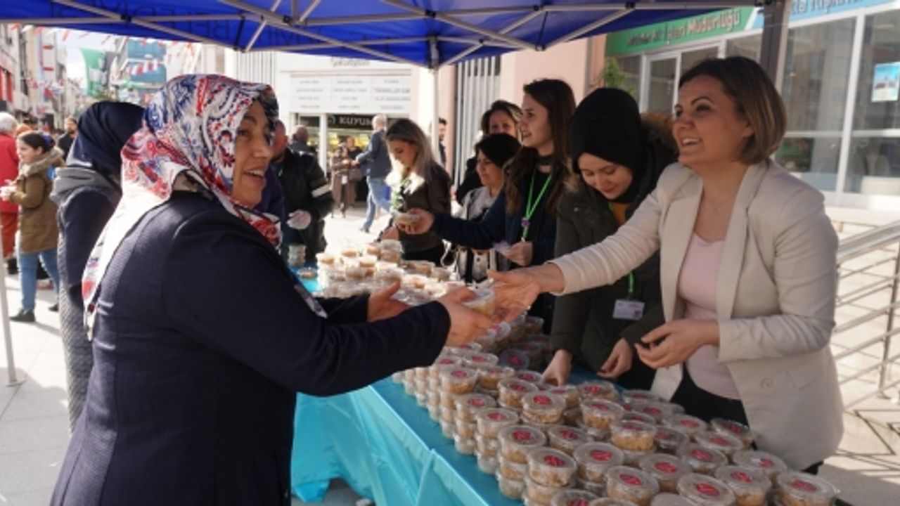 Başkan Hürriyet Vatandaşa Helva Dağıttı