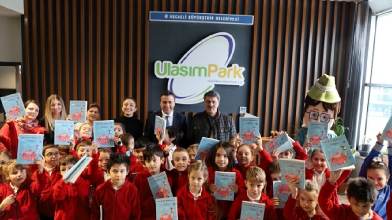 Minik Öğrenciler Büyüklerine Kitap Hediye Etti