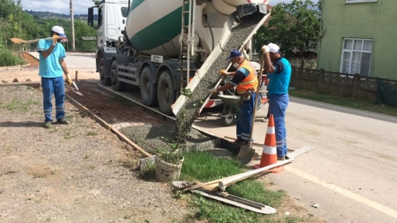    İzmit Akmeşe’de Kaldırım İmalatı Yapıldı  Köy Yollarına Kaldırım İmalatı