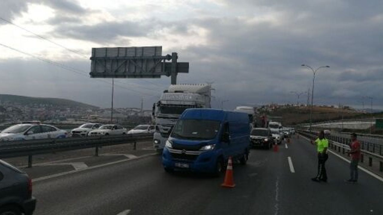 Otomobil Kamyona Çarptı: 1 Ölü, 4 Yaralı