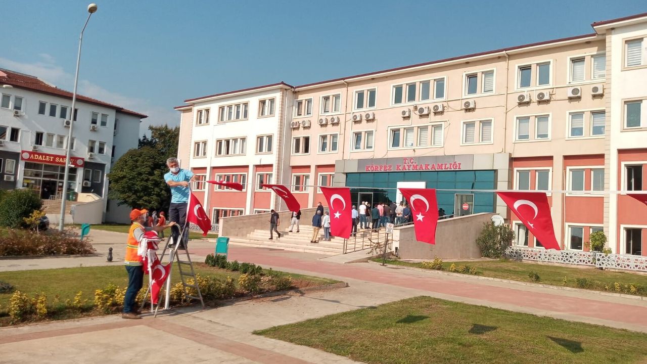 Körfez’de Sokaklar Ay Yıldızla Süslendi