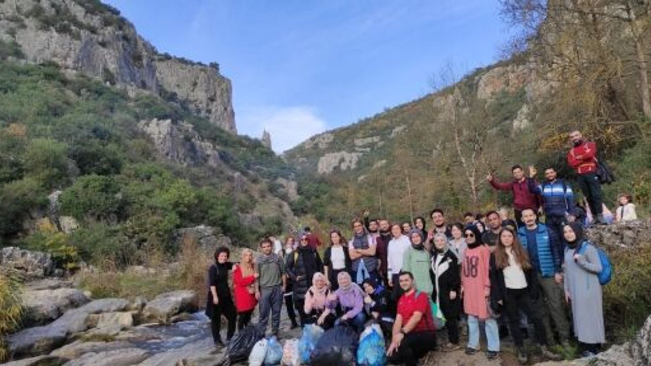 Doğada Yürüdüler, 35 kg Atık Topladılar   