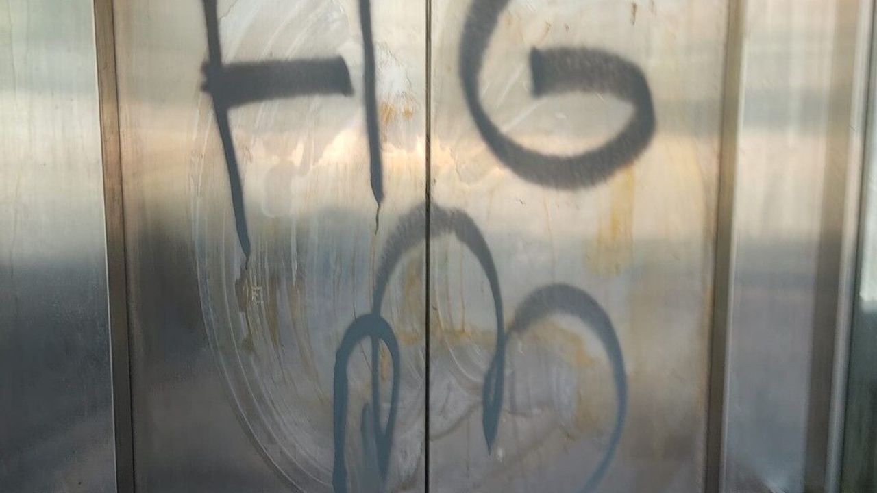 Asansörü Boyayıp Kapısını Tekmeleyerek, Zarar Verdiler