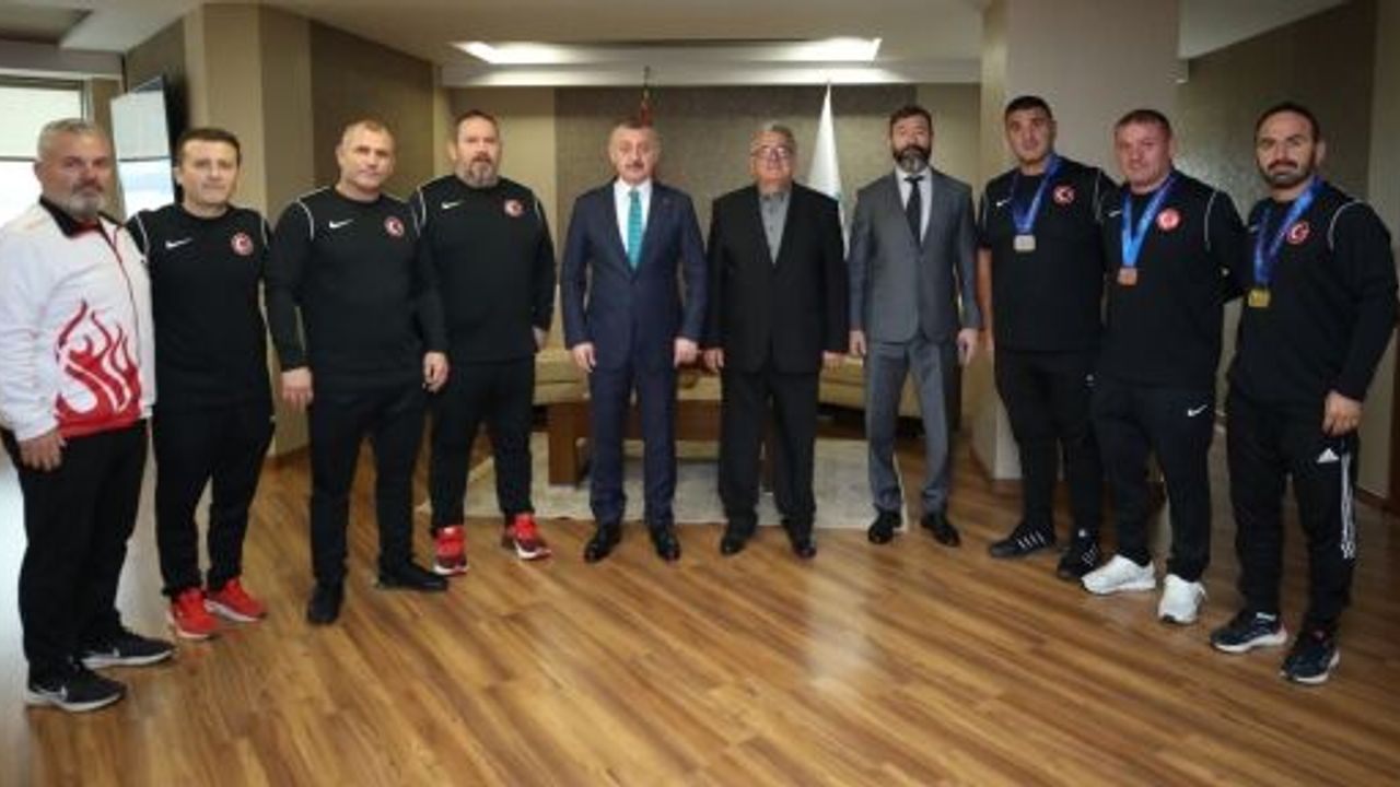 Başkan Büyükakın, Veteran Güreşçileri Tebrik Etti