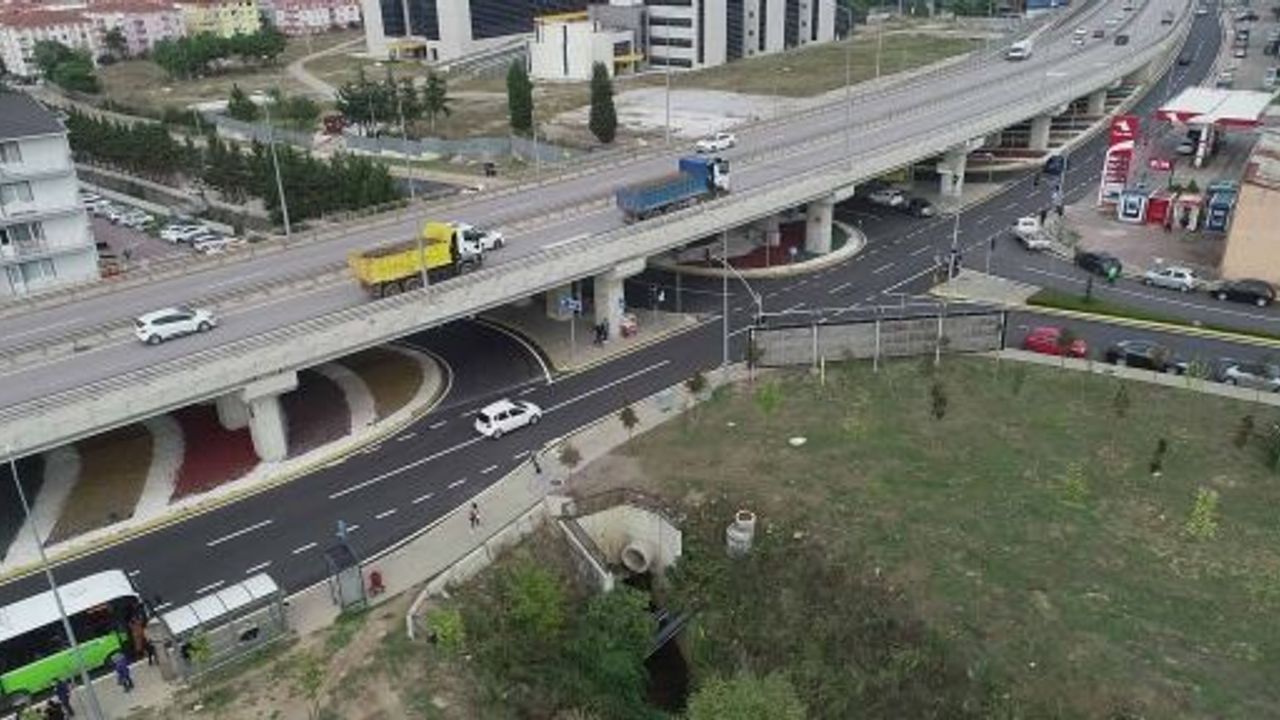 Gölcük Yüzbaşılar Köprülü Kavşağı Yan Yollarında Yol Çizgileri Çekildi