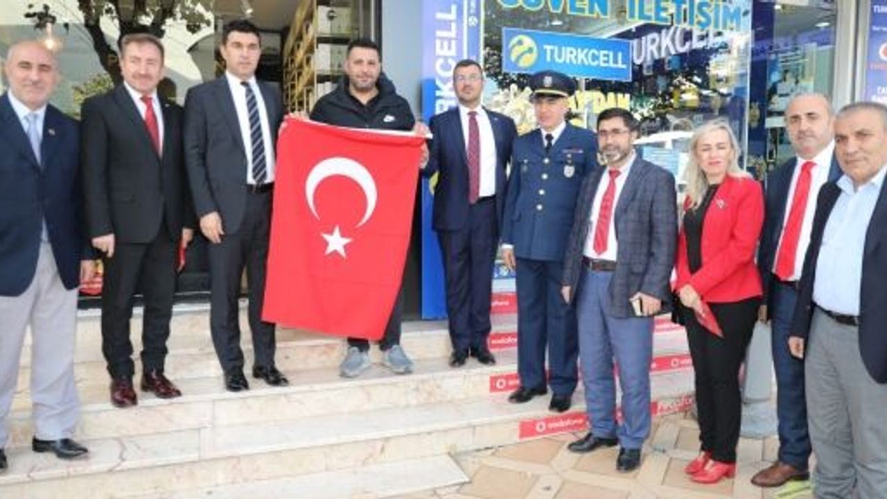 Körfez’de 9 Bin 900 Bayrak Dağıtıldı