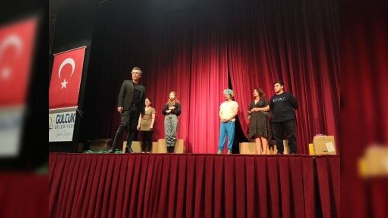 “Ötekilerin Kahramanı” Gölcüklü Tiyatro Severlerle Buluştu