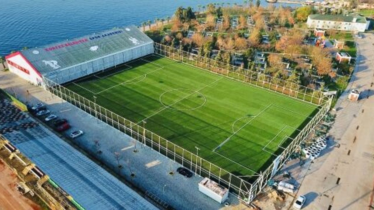 Alparslan Türkeş Spor Kompleksi’nin Sahası Yenilendi