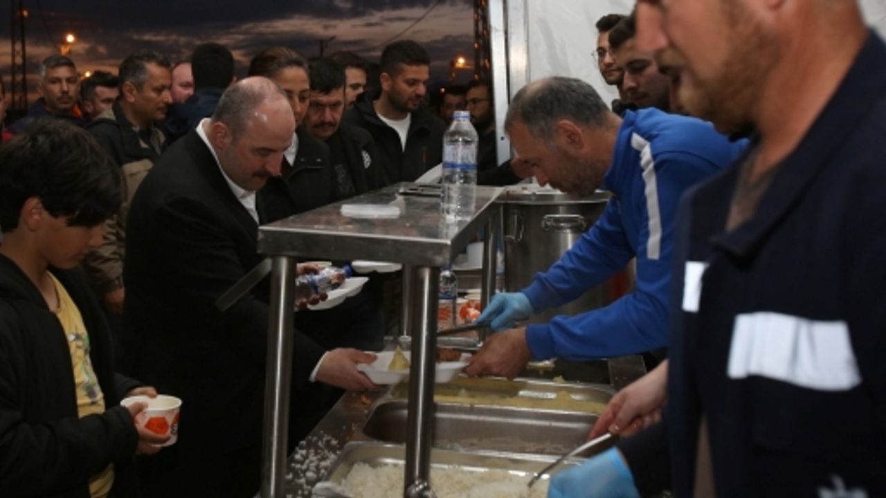 Bakan Varank, Kocaeli Çadır Kentte Orucunu Açtı