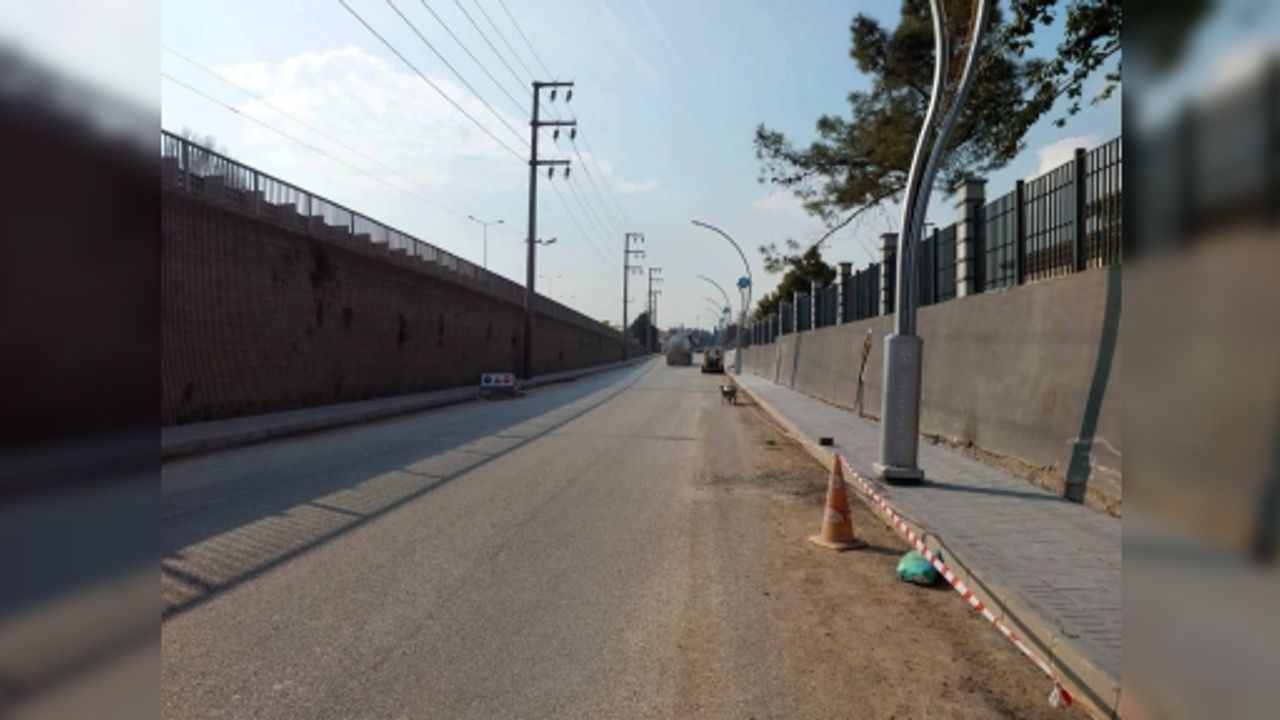 Derince Millet Bahçesi Çevresine Yaya Kaldırımı Yapılıyor