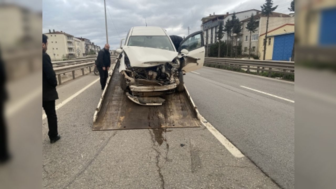 KOCAELİ'DE OTOMOBİL BARİYERLERE ÇARPTI: 3 YARALI