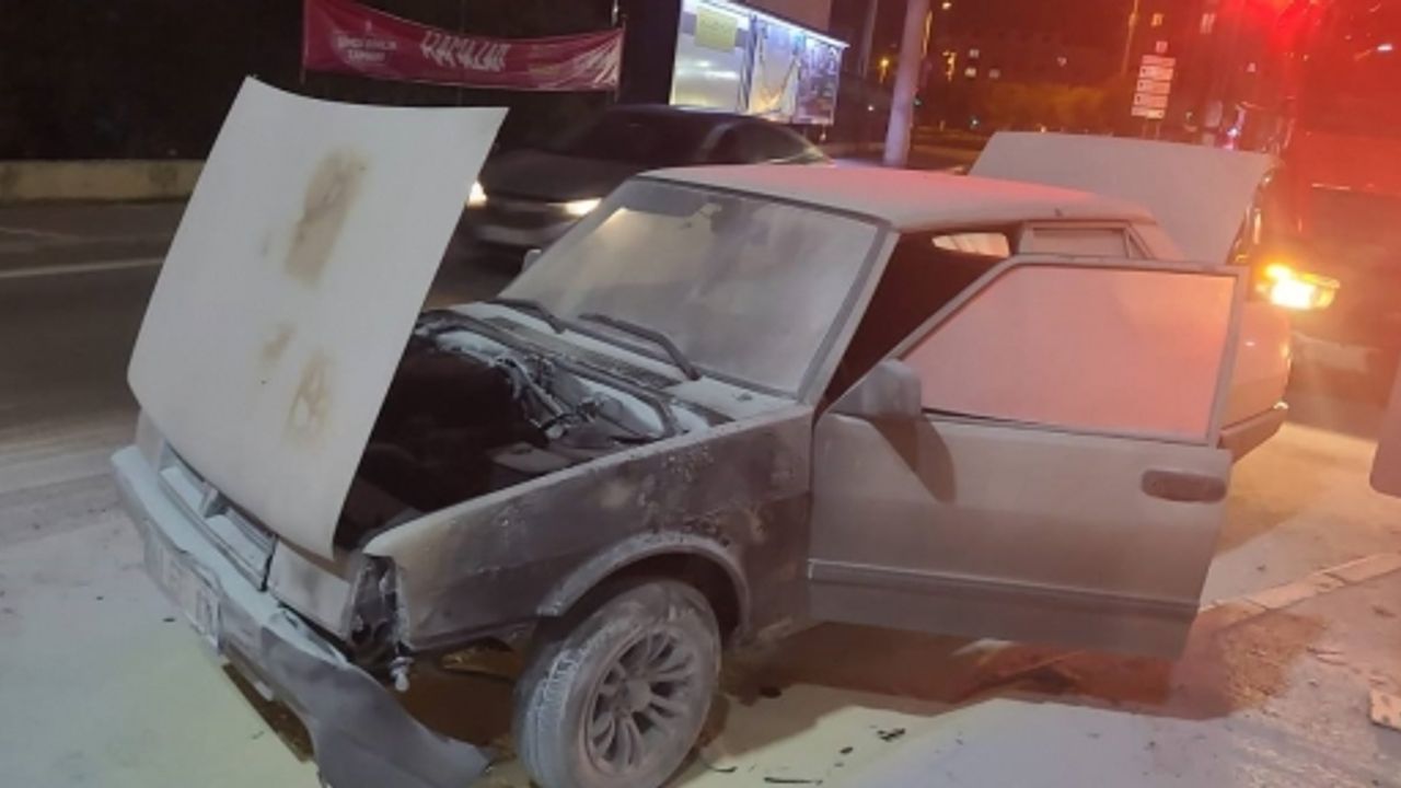 SEYİR HALİNDEKİ ARACIN MOTOR KISMINDA YANGIN ÇIKTI