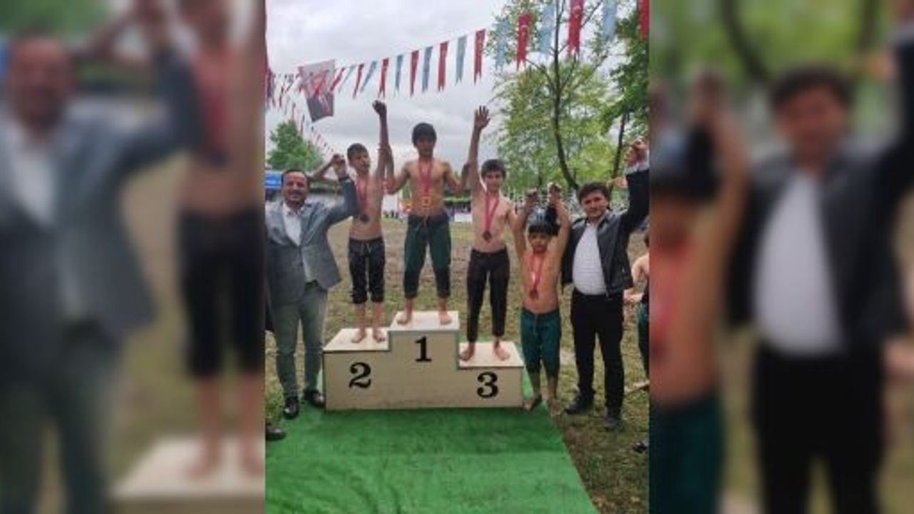 Körfezli Minik Çağlar, Akyazı’da Kürsüye Çıktı