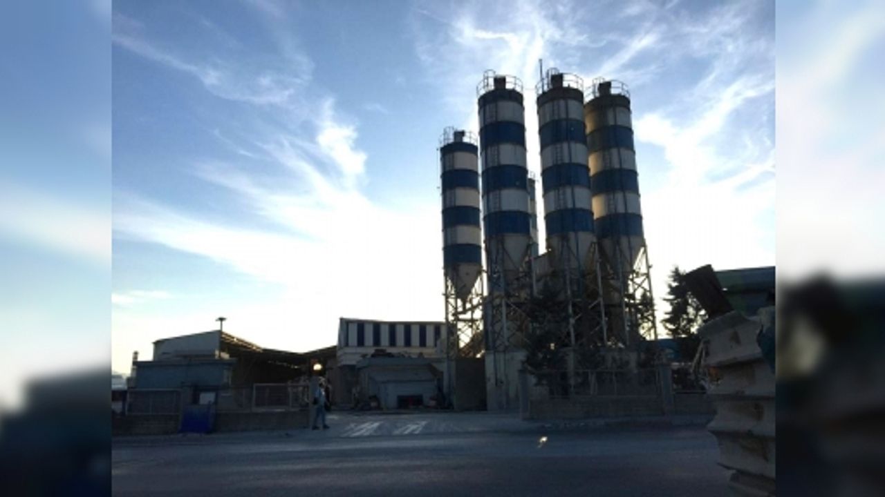 BETON SANTRALİNDE 5 METRE YÜKSEKLİKTEN DÜŞEN İŞÇİ YARALANDI