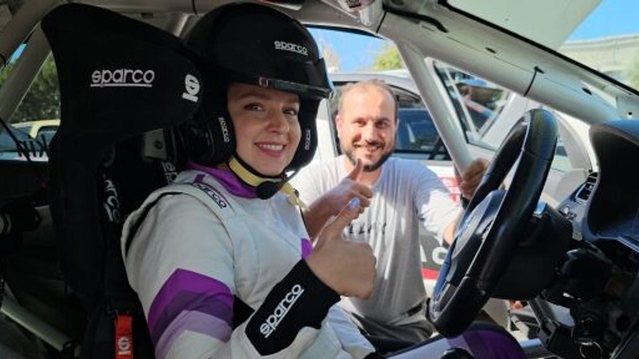 Bir Eli Direksiyonda, Diğer Eli Gaz Ve Frende