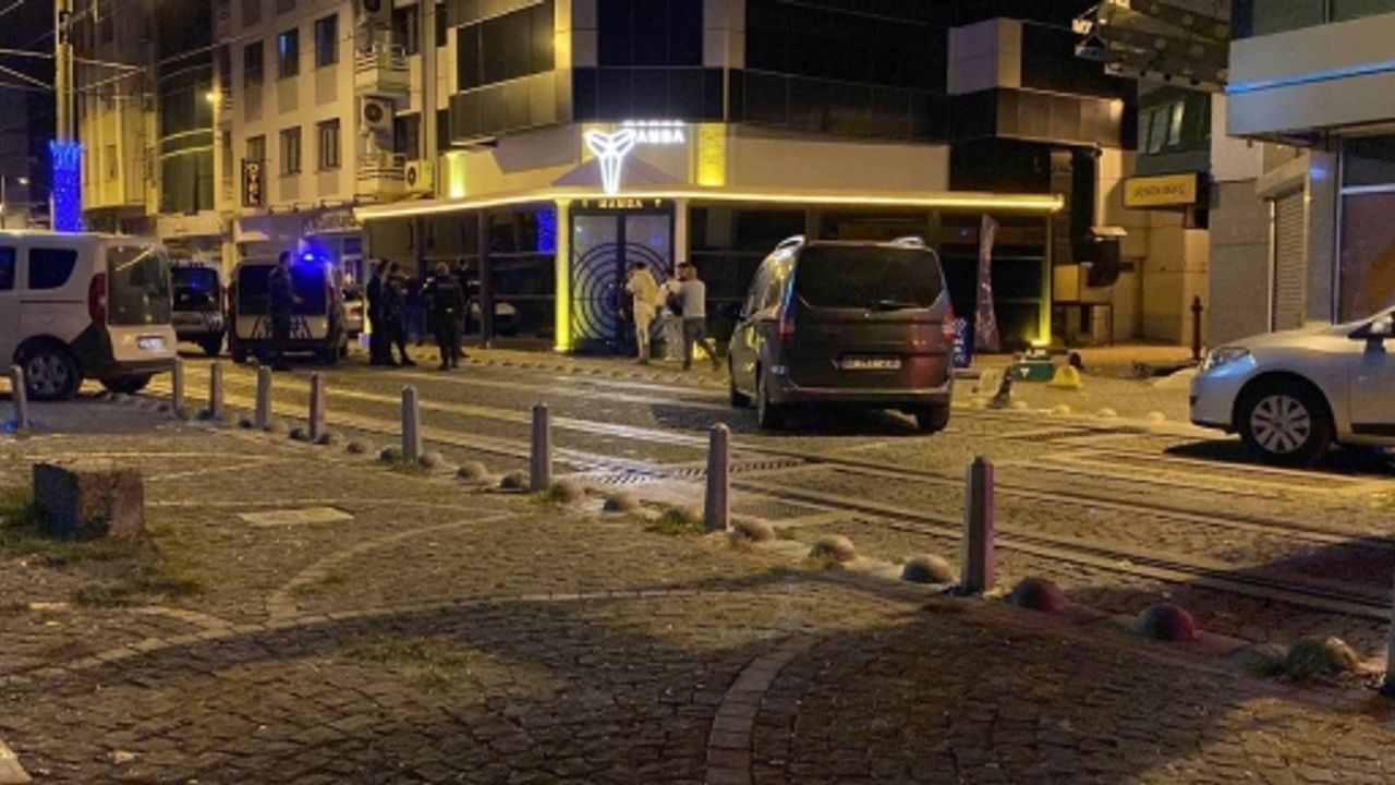 EĞLENCE MEKANINDA SİLAHLI KAVGA : 2 YARALI