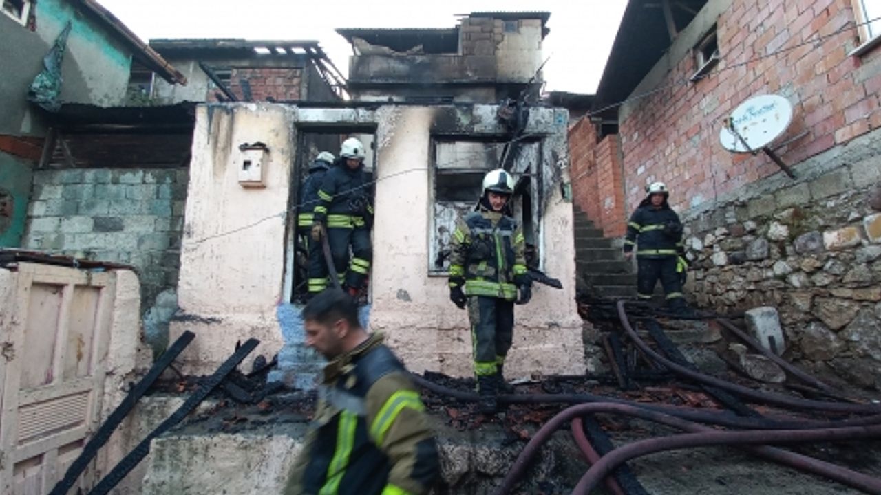 TEK KATLI EV ALEV ALEV YANDI, İTFAİYE DAR SOKAKTA BÖYLE MÜDAHALE ETTİ
