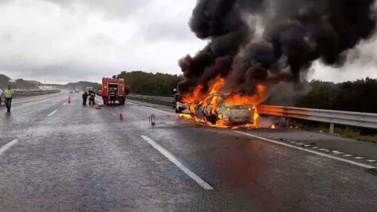 KUZEY MARMARA OTOYOLU'NDA İKİ OTOMOBİL ALEV TOPUNA DÖNDÜ: 4 YARALI