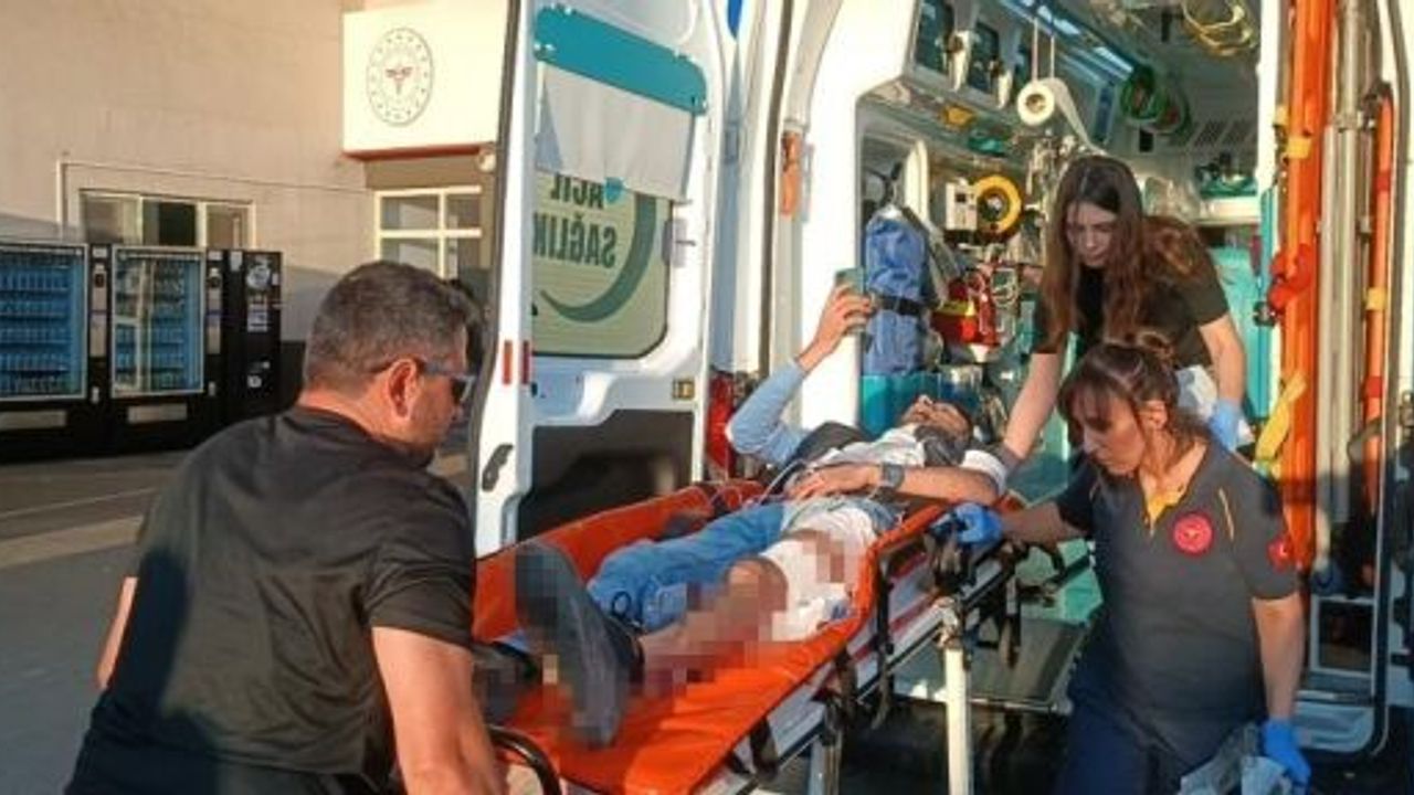 Sokakta Karşılaştığı Arkadaşı Tarafından Bıçaklandı, Olay Anı Kameraya Yansıdı