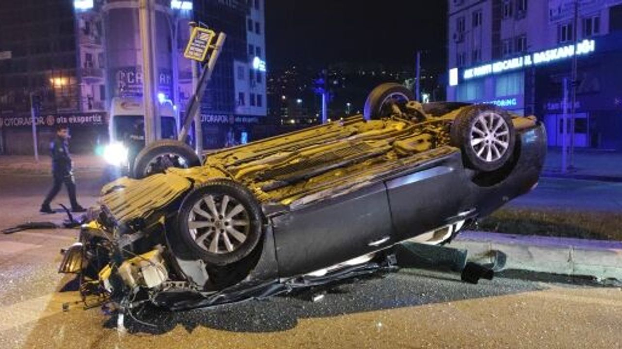TRAFİK TABELASINA ÇARPAN OTOMOBİL TAKLA ATTI: 1'İ AĞIR 3 YARALI