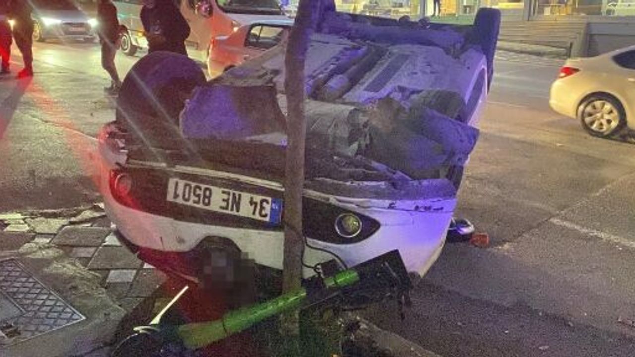 HALK OTOBÜSÜNE ÇARPAN OTOMOBİL TAKLA ATTI, 1 KİŞİ YARALANDI
