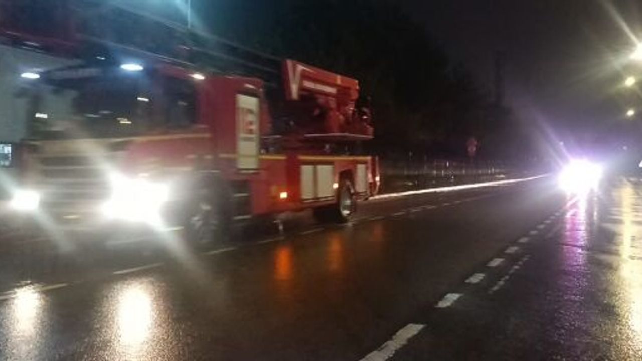 MADENİ YAĞ FABRİKASINDAKİ YANGIN EKİPLERİ HAREKETE GEÇİRDİ